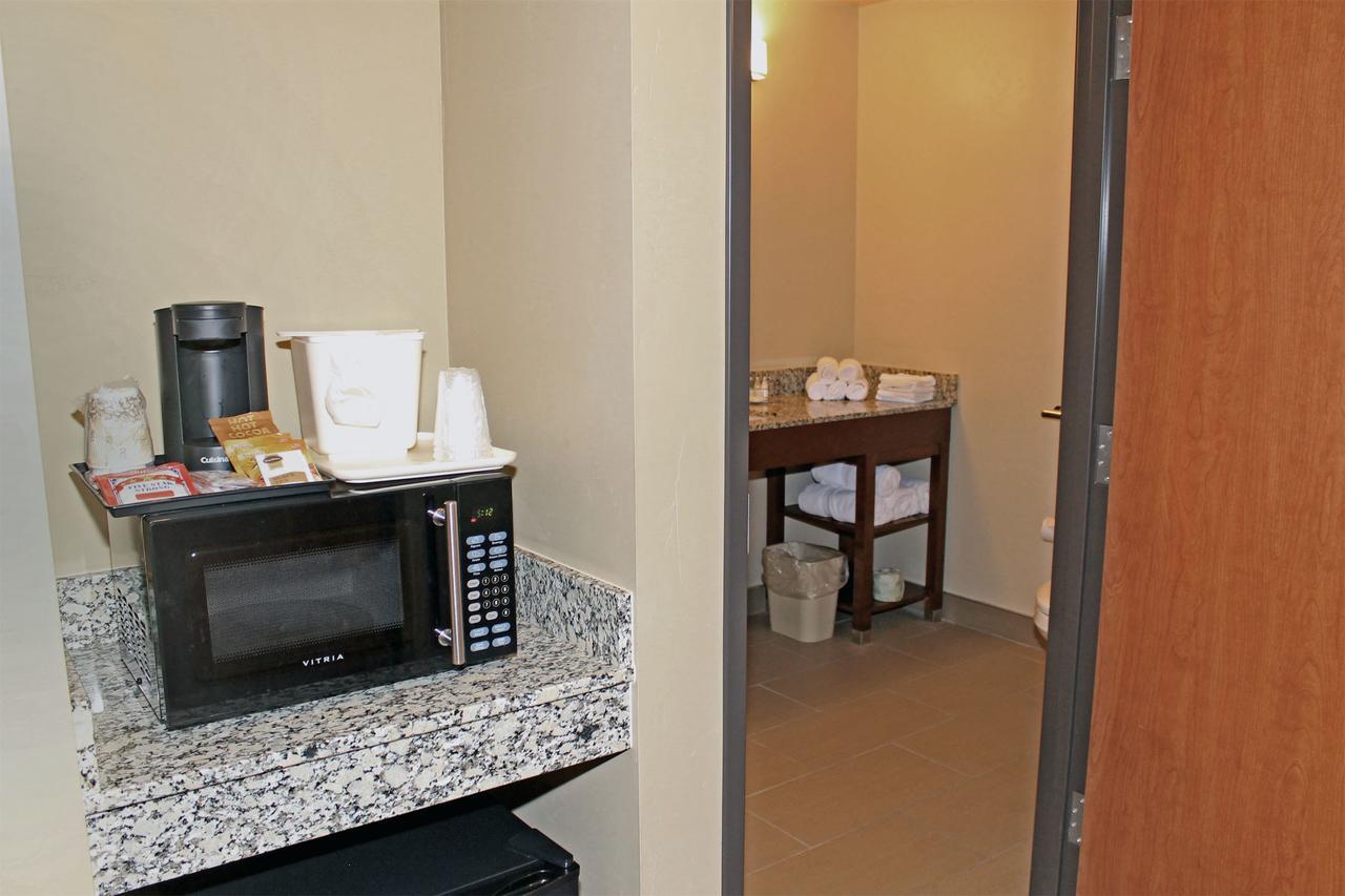 Heartland Inn And Suites Wheatland Экстерьер фото