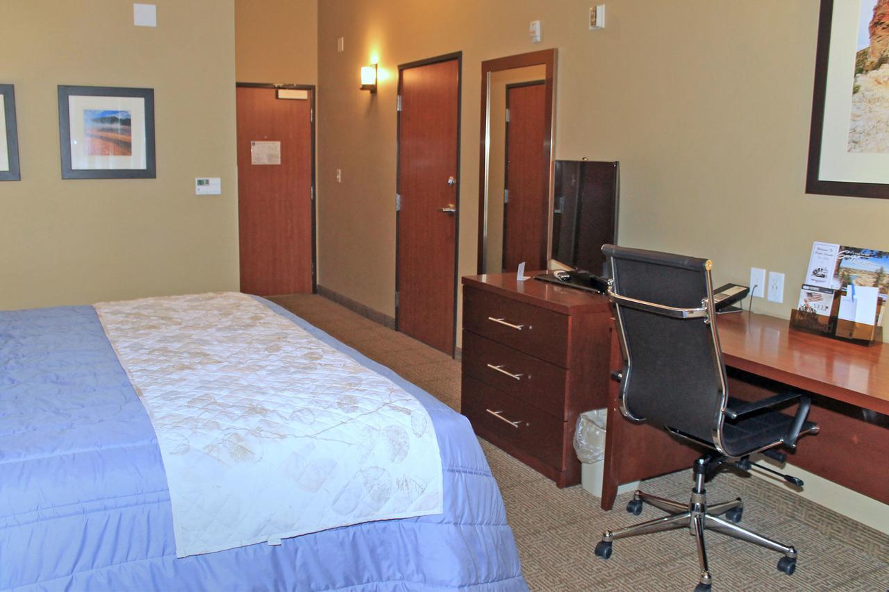 Heartland Inn And Suites Wheatland Экстерьер фото