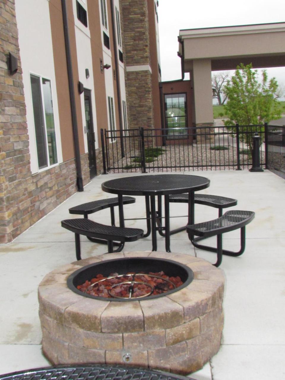 Heartland Inn And Suites Wheatland Экстерьер фото